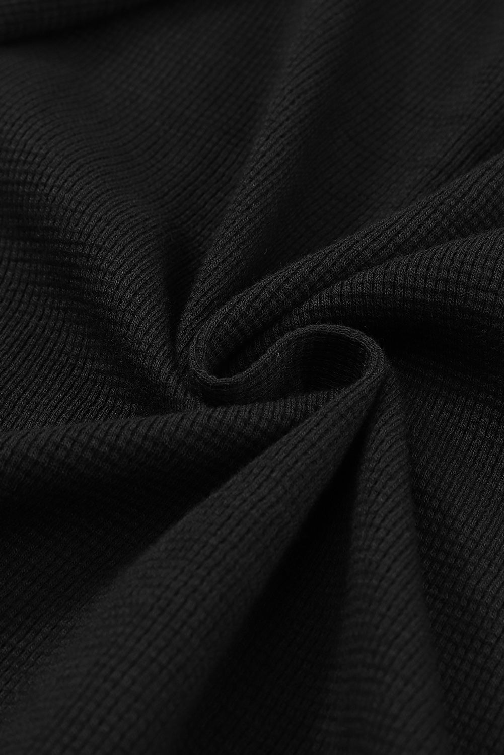 Schwarze thermo-waffelstrick-strickjacke mit taschen