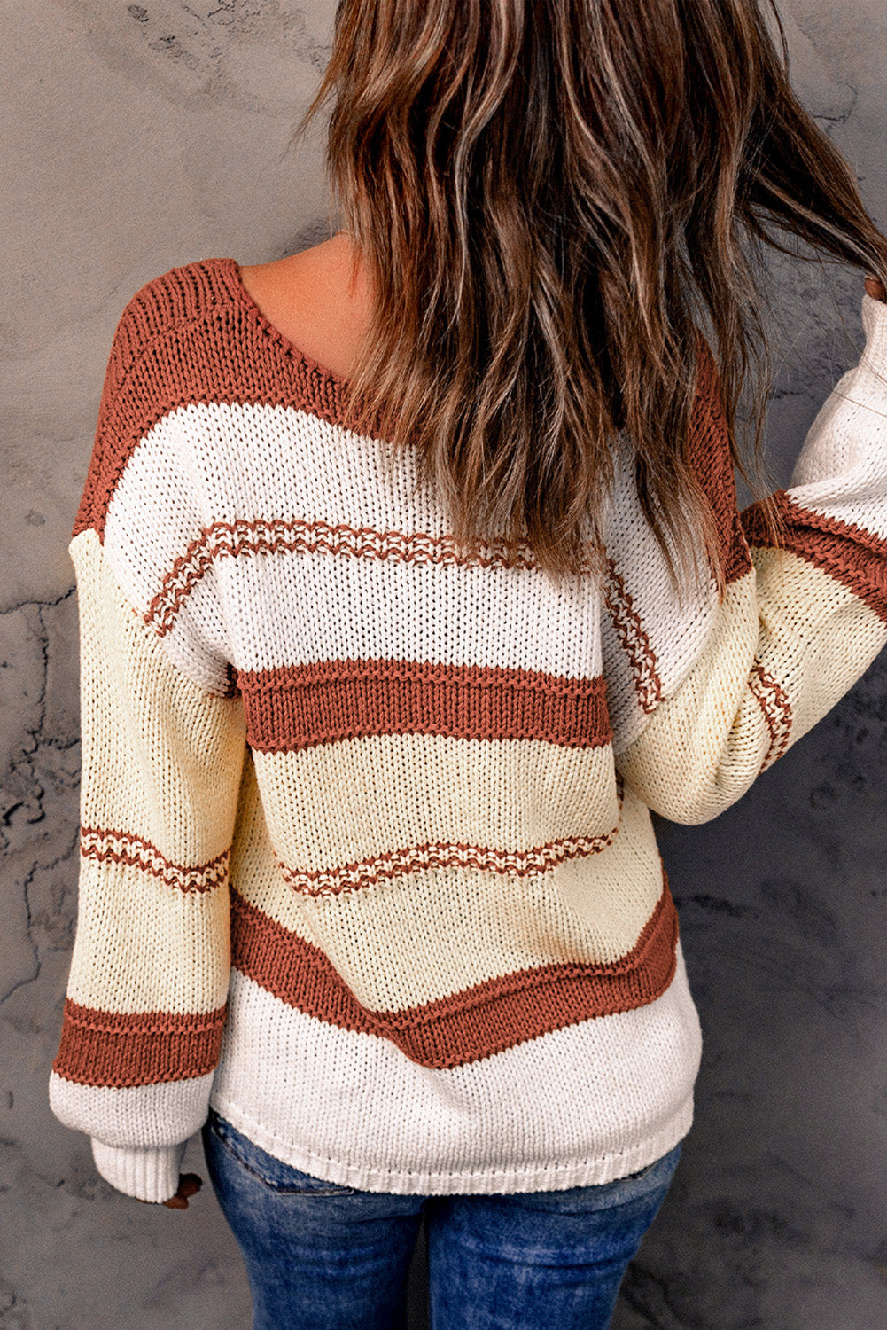 Pullover mit v-ausschnitt und gestrickten laternenärmeln