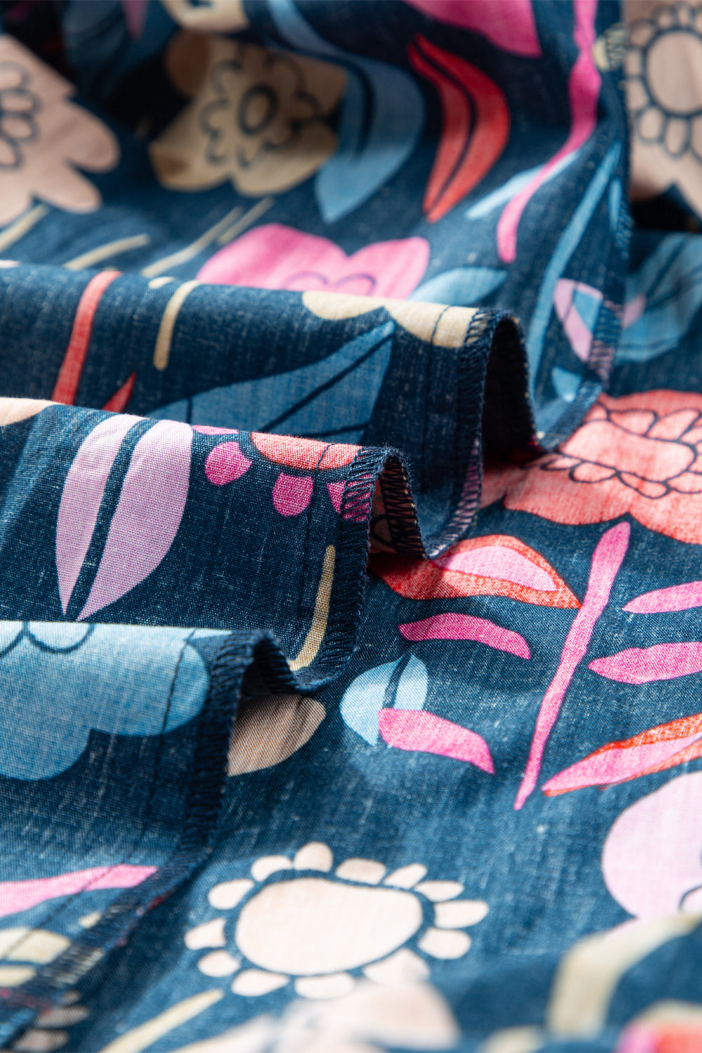 Grünes retro-maxikleid mit blumenmuster und geteiltem ausschnitt