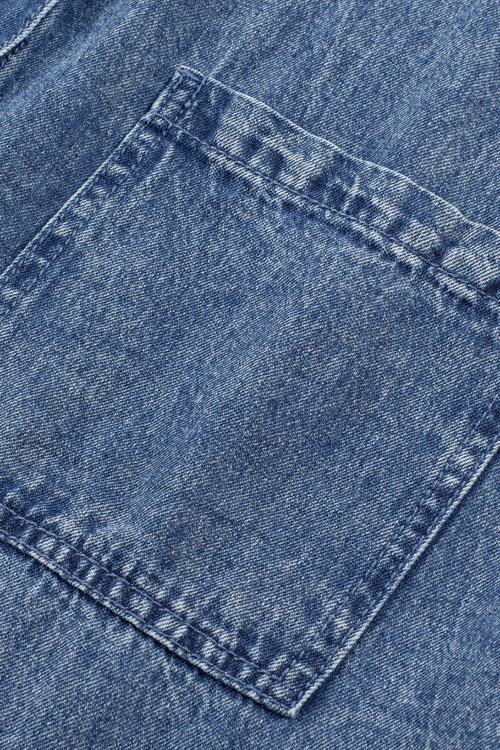 Blaue mineralwaschung ärmelbündchen mit ausgefranstem saum denim-kleid