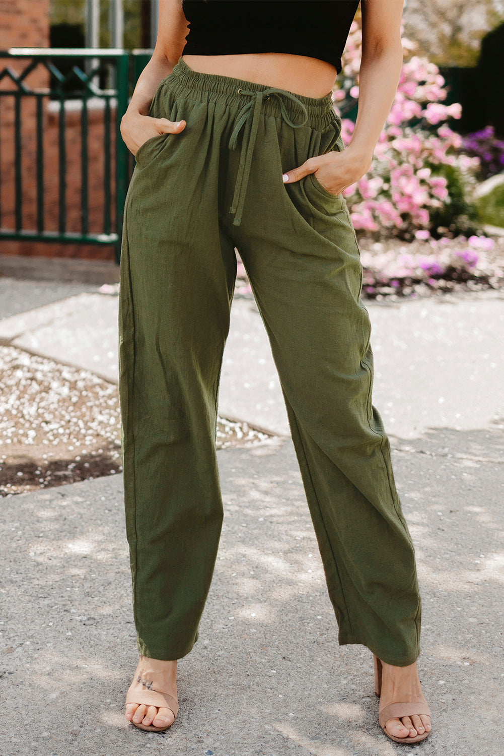 Grüne hose mit kordelzug und elastischer taille lange, gerade hosenbeine