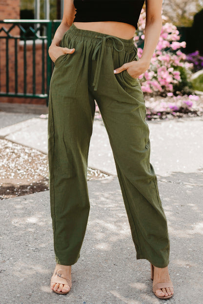 Grüne hose mit kordelzug und elastischer taille lange, gerade hosenbeine