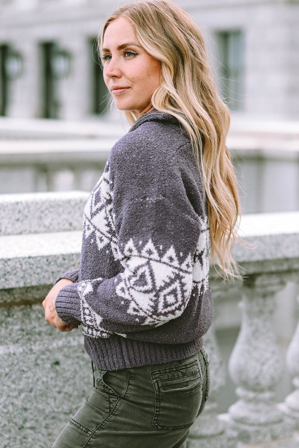 Grauer western pullover mit geometrischem aufdruck und viertelreißverschluss