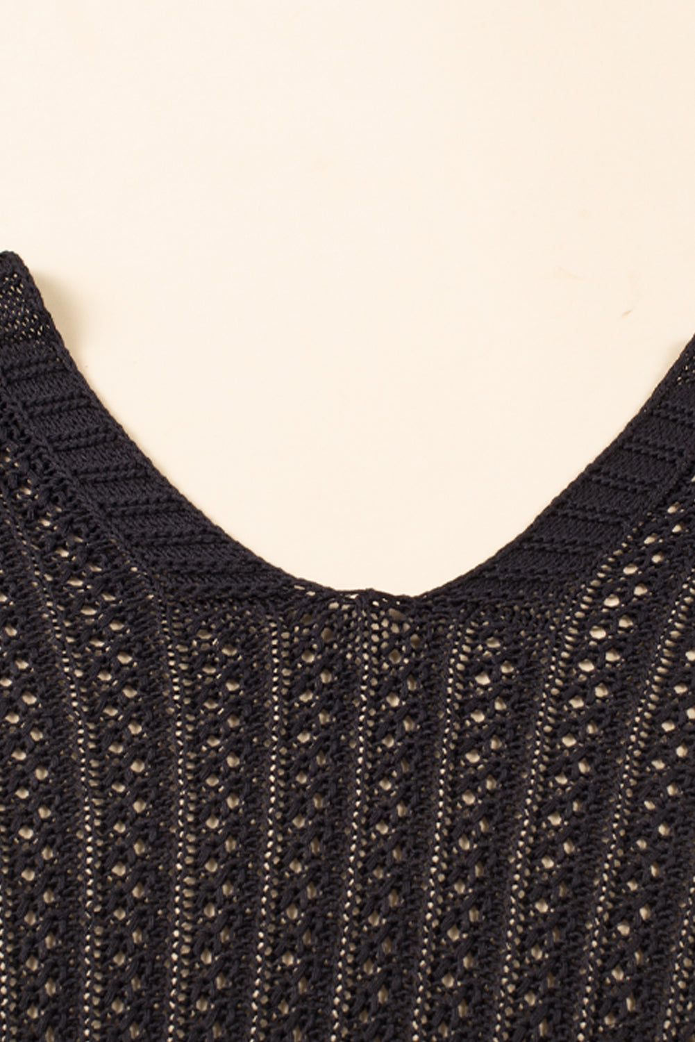 Schwarze strickjacke mit ausgehöhlten armbändern und ärmeln
