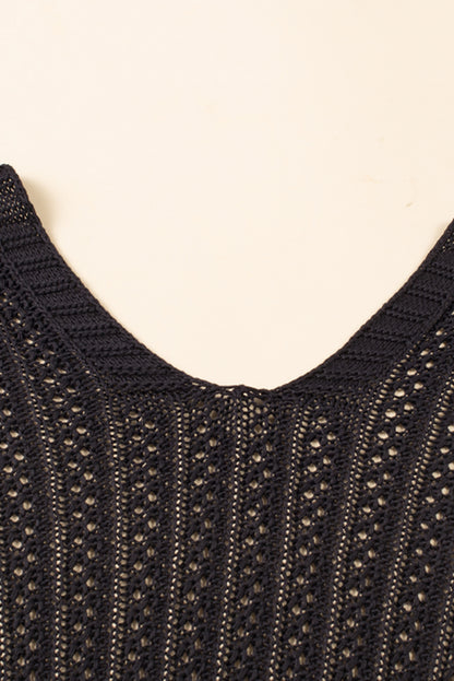 Schwarze strickjacke mit ausgehöhlten armbändern und ärmeln