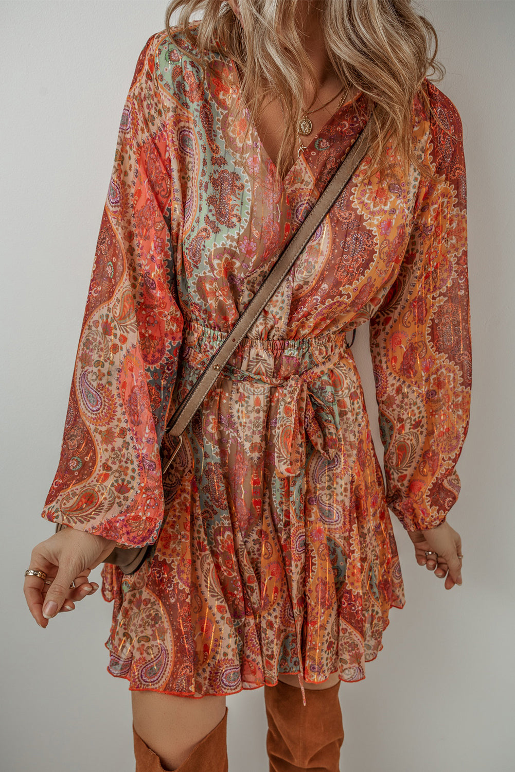 Orangefarbenes boho paisley print langärmeliges minikleid mit gürtel und plissee