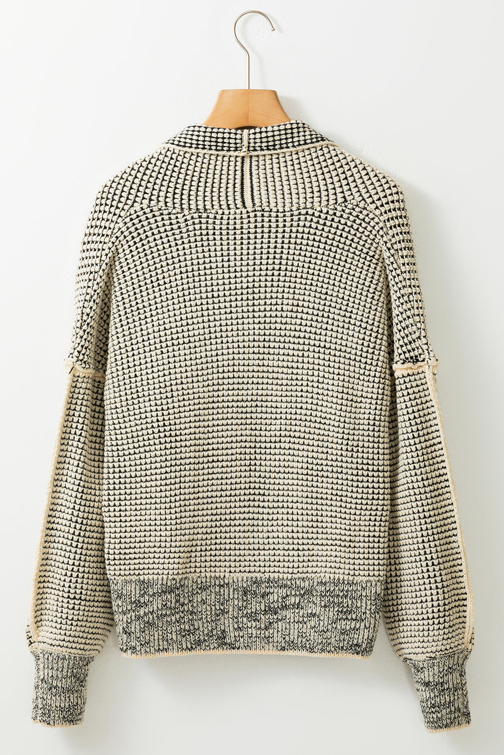 Aprikosenfarbene karierte strickjacke mit kontrastbesatz und offener vorderseite