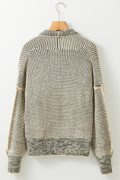 Aprikosenfarbene karierte strickjacke mit kontrastbesatz und offener vorderseite