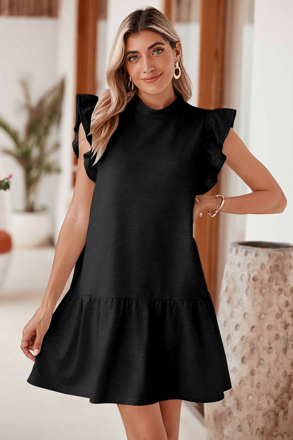 Schwarzes shiftkleid mit rundhalsausschnitt und flatterärmeln