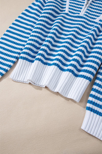 Himmelblauer streifen-pullover mit reißverschluss und schultertasche