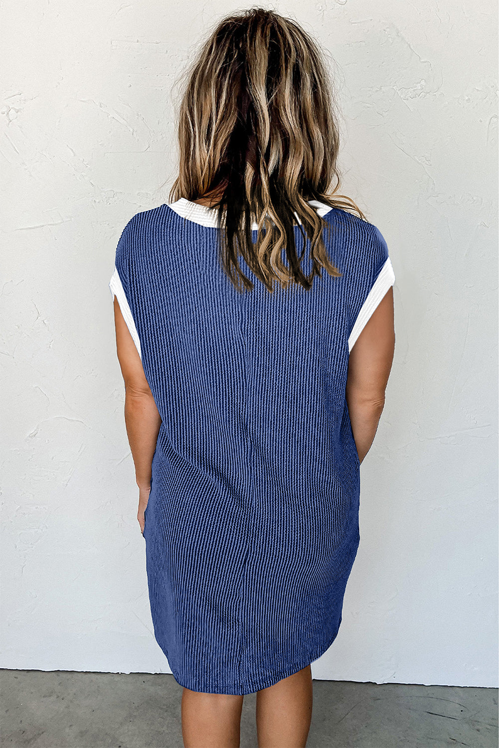 Segelblaues t-shirt-kleid mit strukturierten rippenärmeln
