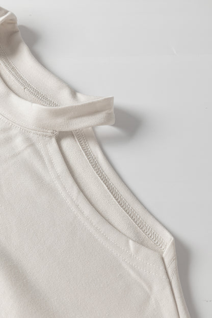 Khakifarbenes t-shirt-kleid mit kalten schultern und schlitzen