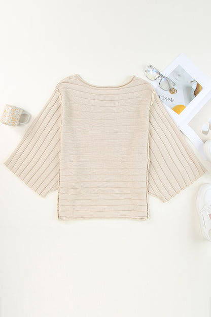 Aprikosenfarbener rippenstrickpullover mit offener naht