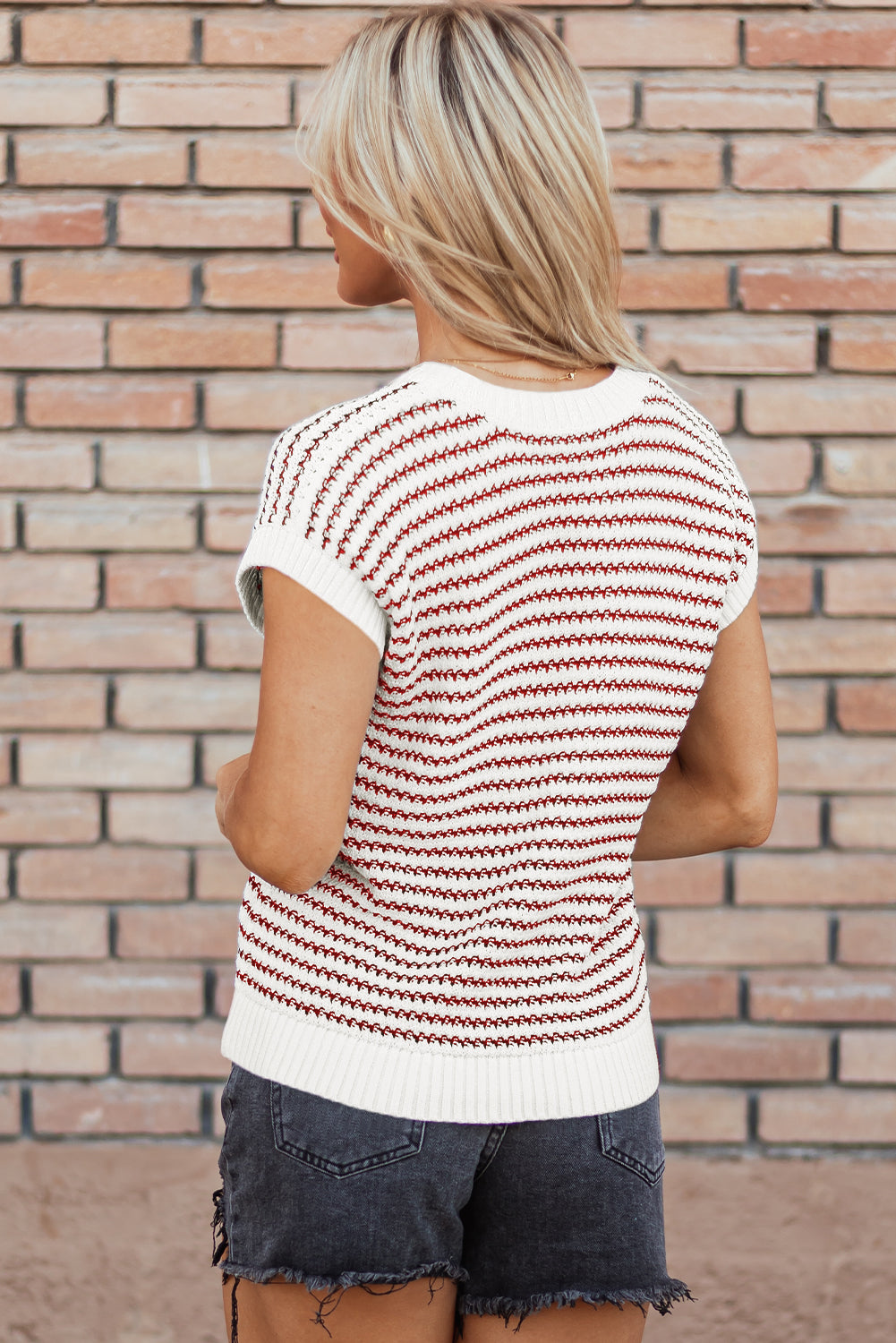 Rot gestreifte, gerippte weste mit lockerer passform und gestricktem pullover