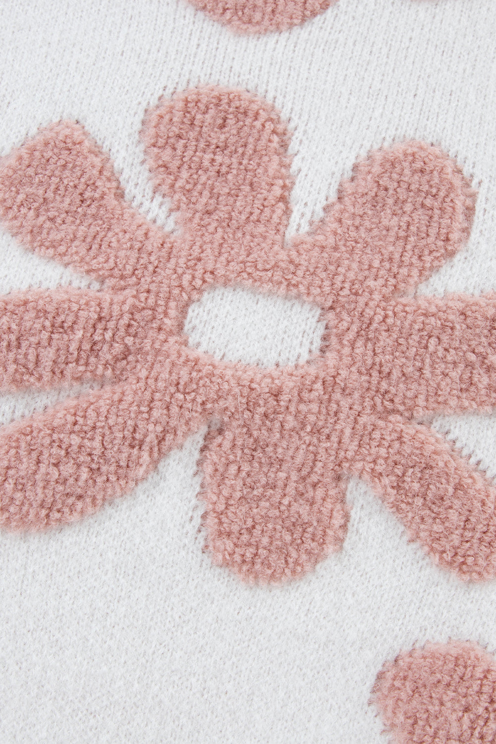 Weißer lockerer pullover mit strukturierten blumen an den schultern
