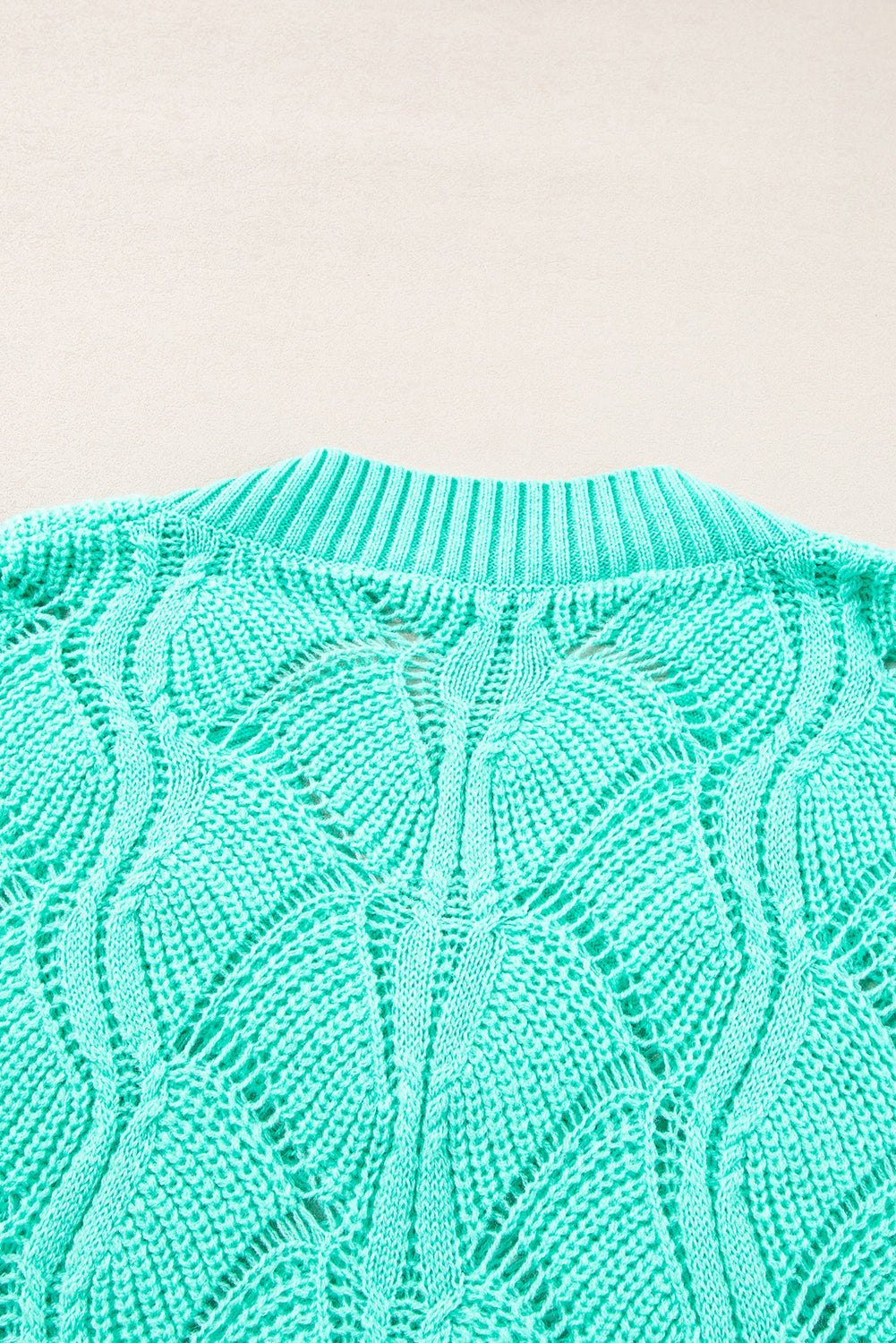 Mintgrüner strickpullover mit hohlem v-ausschnitt und tropfenschulter