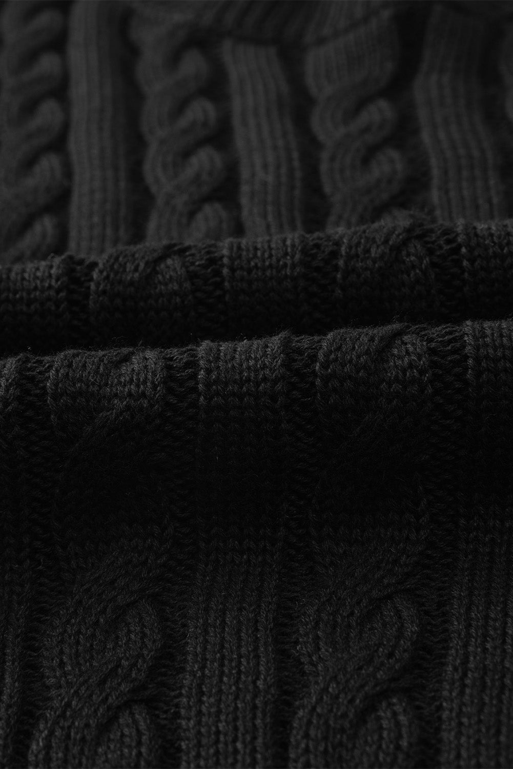 Schwarzer kurzarmpullover mit rundhalsausschnitt aus kabelstrick