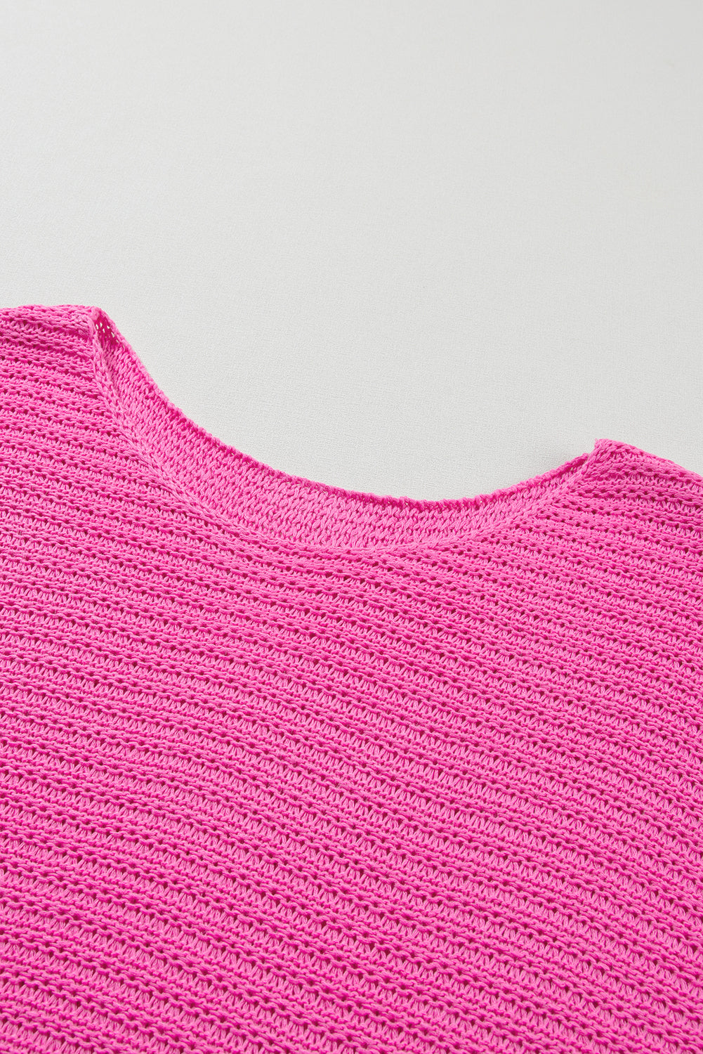 Rosa fester, lockerer strickpullover mit kurzen dolman-ärmeln