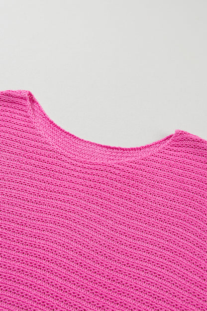 Rosa fester, lockerer strickpullover mit kurzen dolman-ärmeln