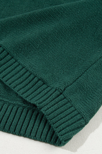 Schwarz-grüner pullover mit gesticktem buchstaben und hohem ausschnitt