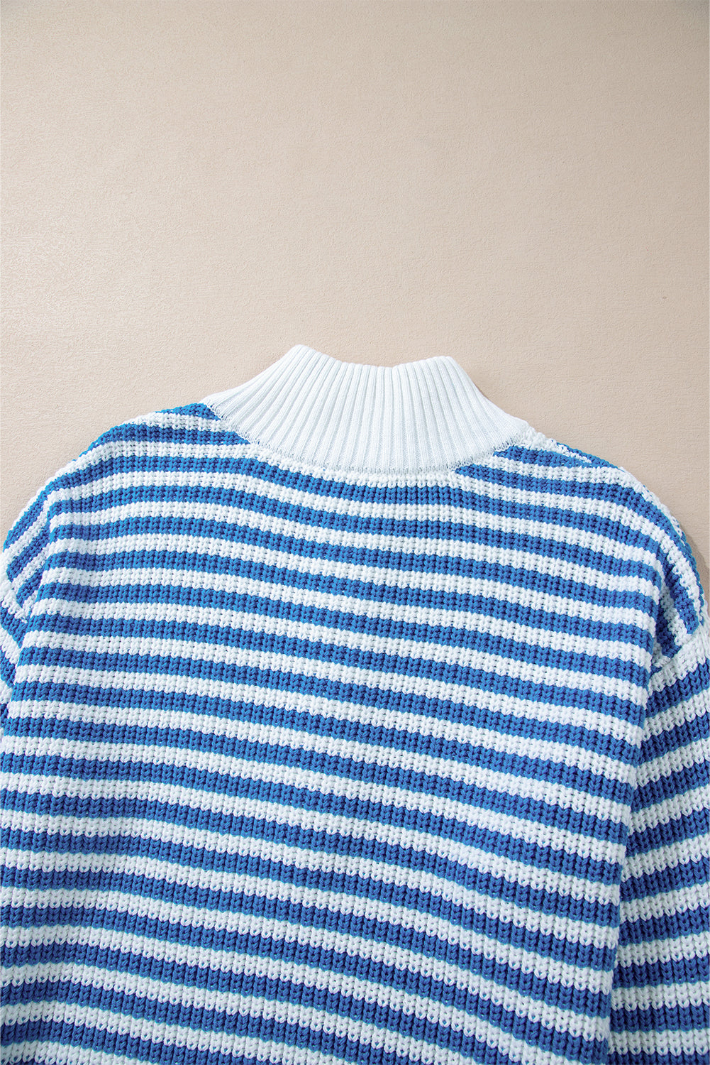 Himmelblauer streifen-pullover mit reißverschluss und schultertasche