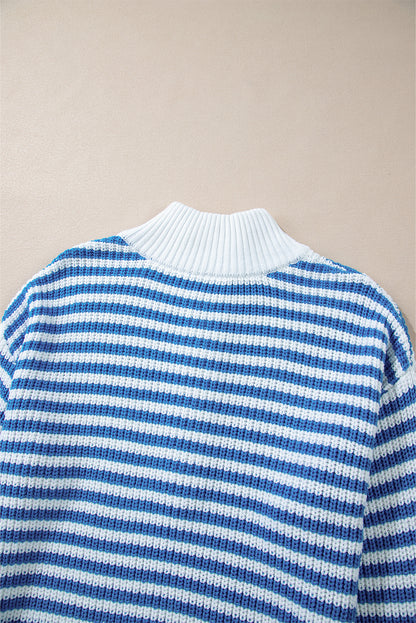 Himmelblauer streifen-pullover mit reißverschluss und schultertasche