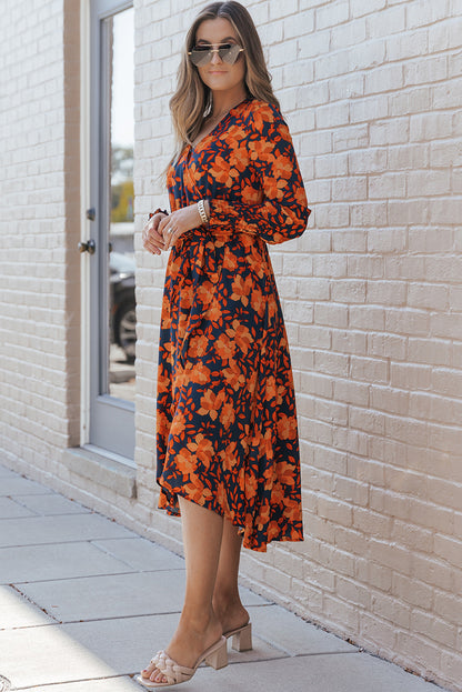 Orangefarbenes kleid mit gürtel und blumenmuster und faux wrap