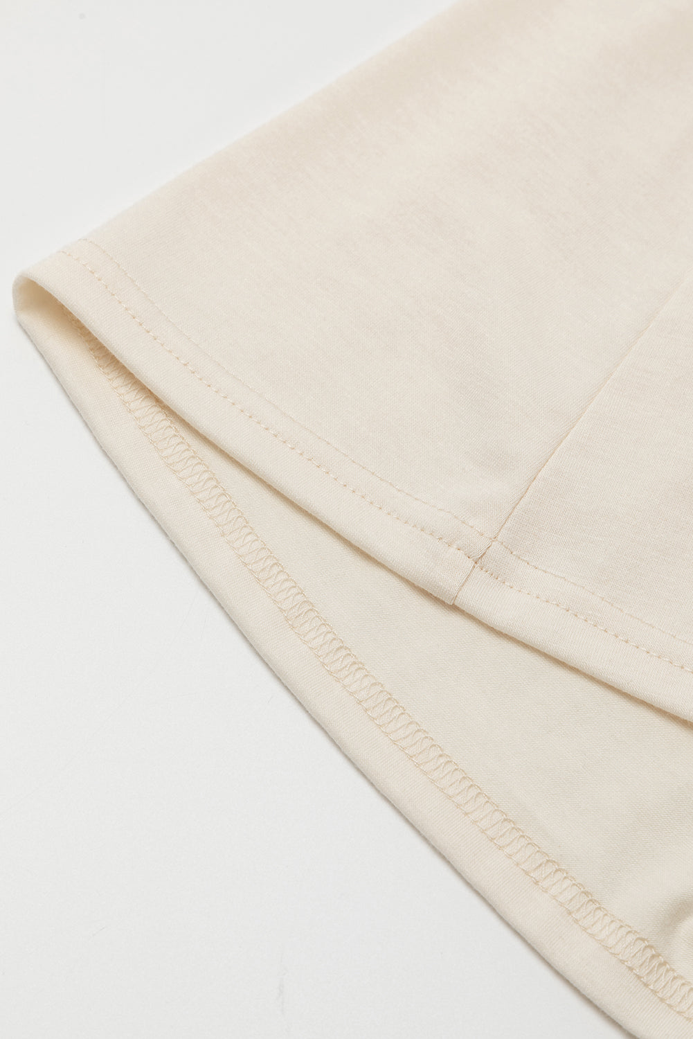 Beige verschönertes kleid mit puffärmeln und gestufter a-linie