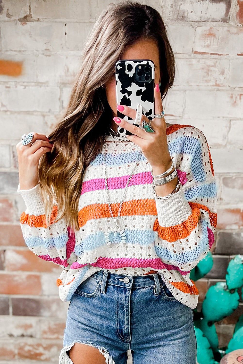 Gestreifter strickpullover mit lochmuster