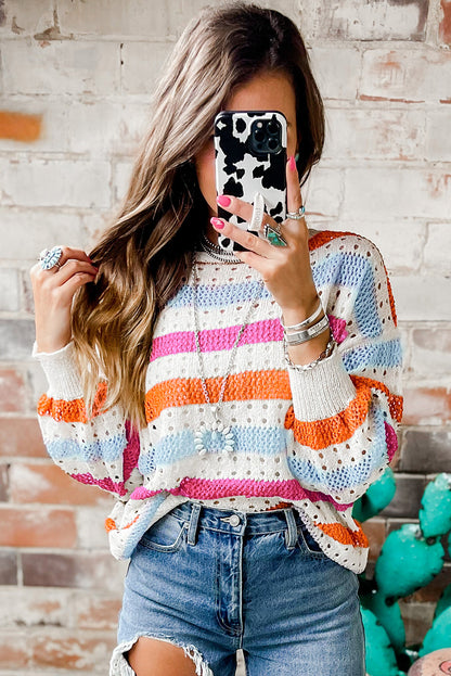 Gestreifter strickpullover mit lochmuster