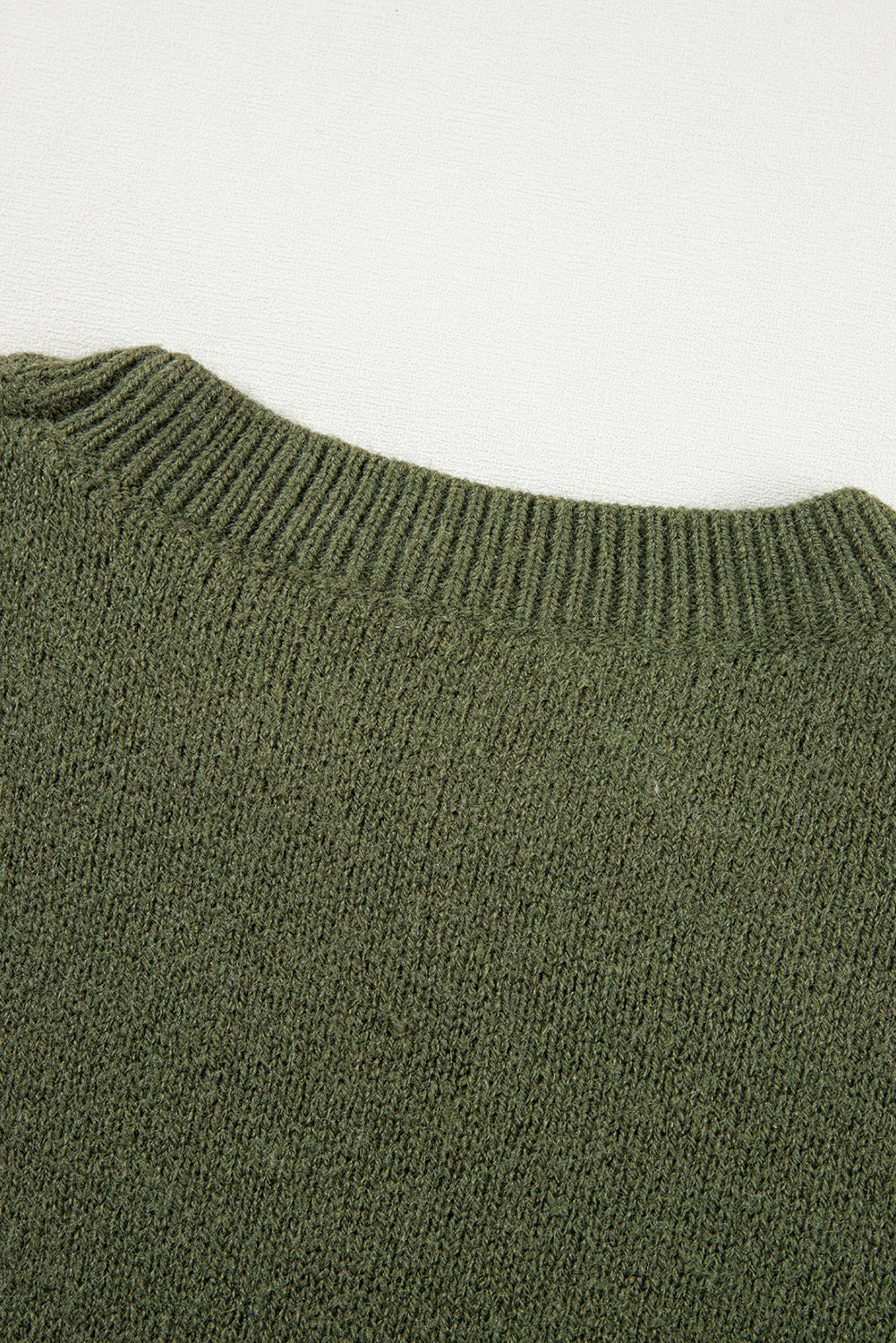 Moosgrüner pullover mit blumenärmeln und hängeschultern