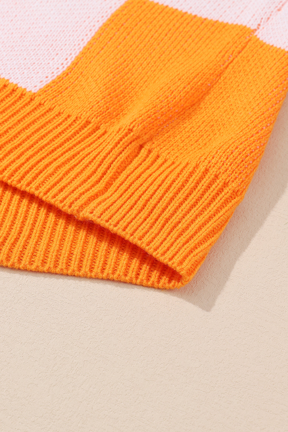 Orange karierter pullover mit läuferärmeln