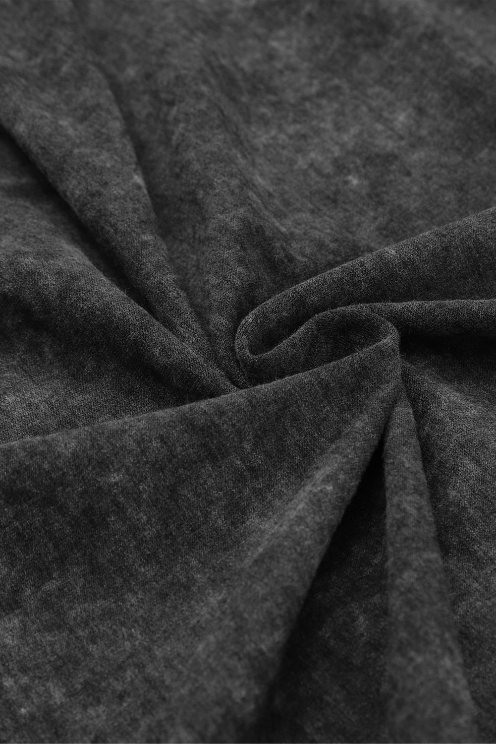 Schwarzer cardigan mit offener tasche und fransensaum