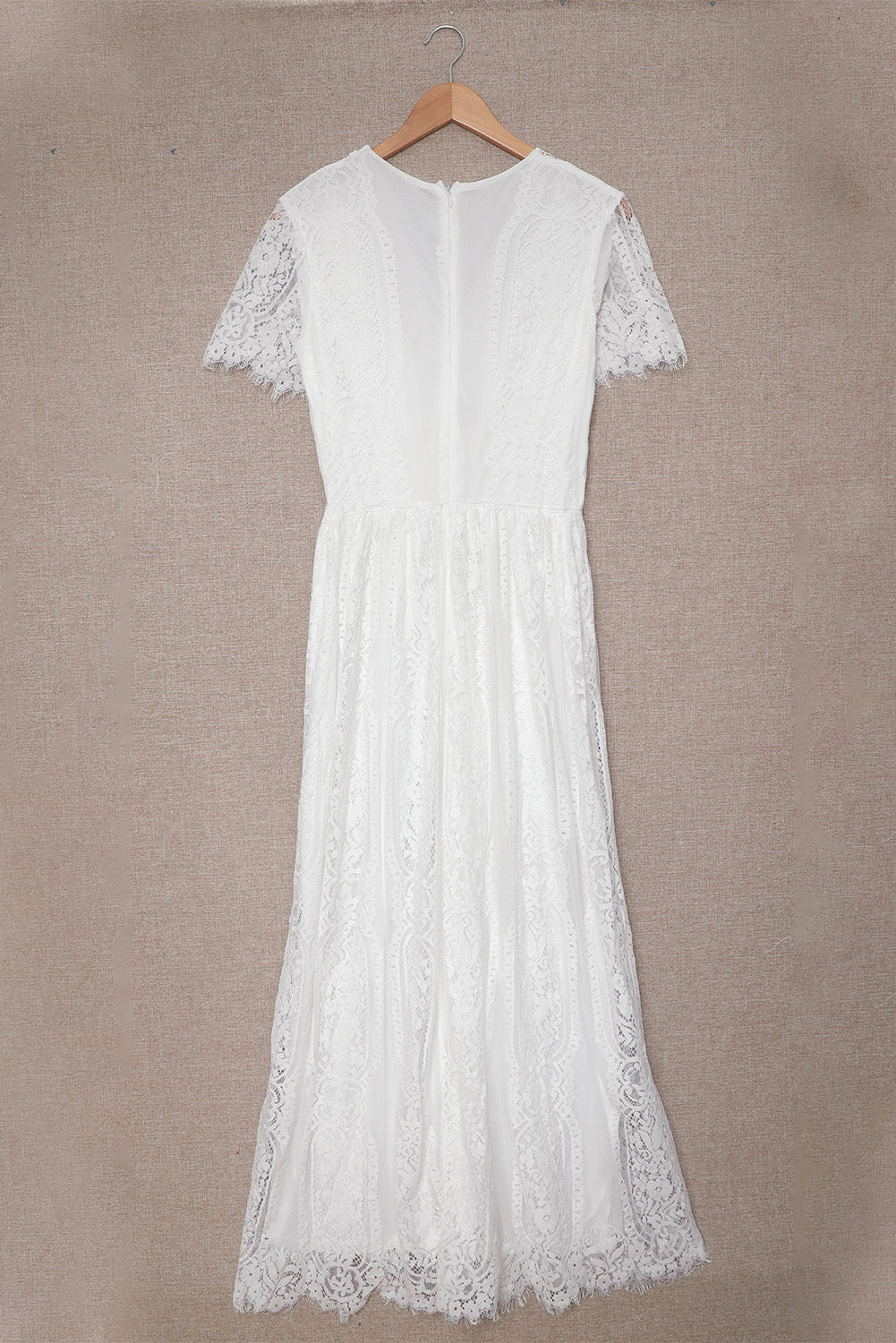 Weißes maxikleid mit v-ausschnitt und hoher taille aus spitze