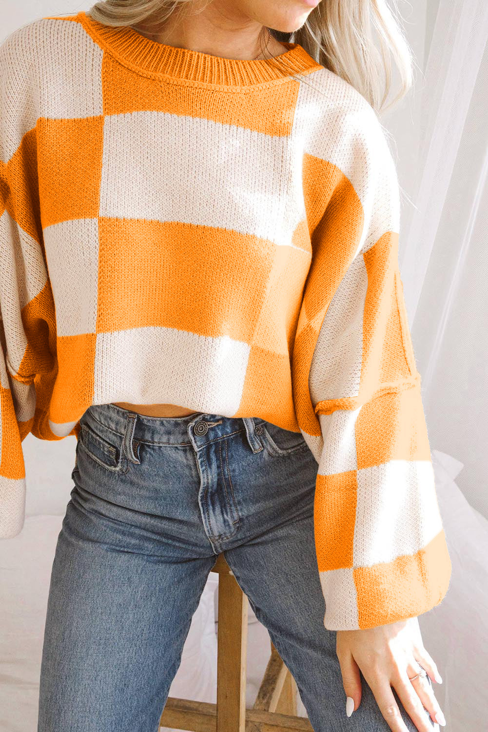 Orange karierter pullover mit läuferärmeln