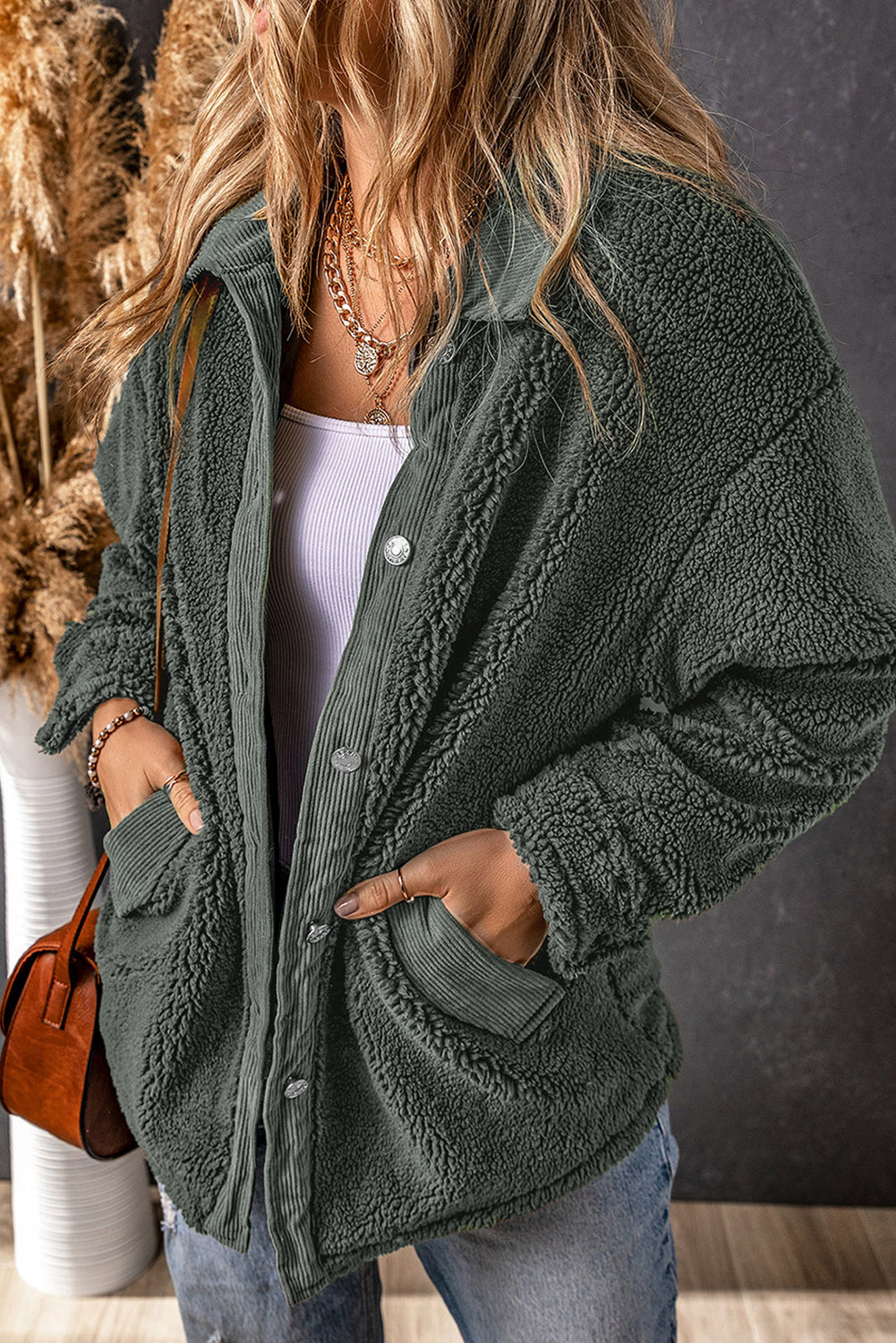 Graue sherpa jacke mit cordbesatz und ellbogenaufnäher
