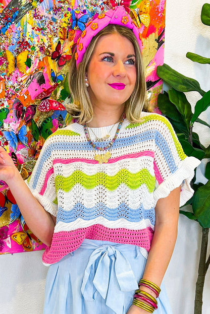 Weißes colorblock-häkelstrick-top mit gerafften kurzen ärmeln