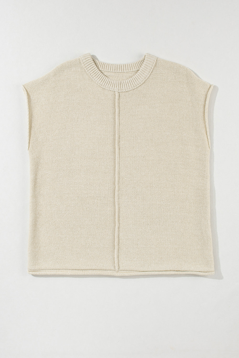 Haferflockenfarbener pullover mit gestrickten ärmeln