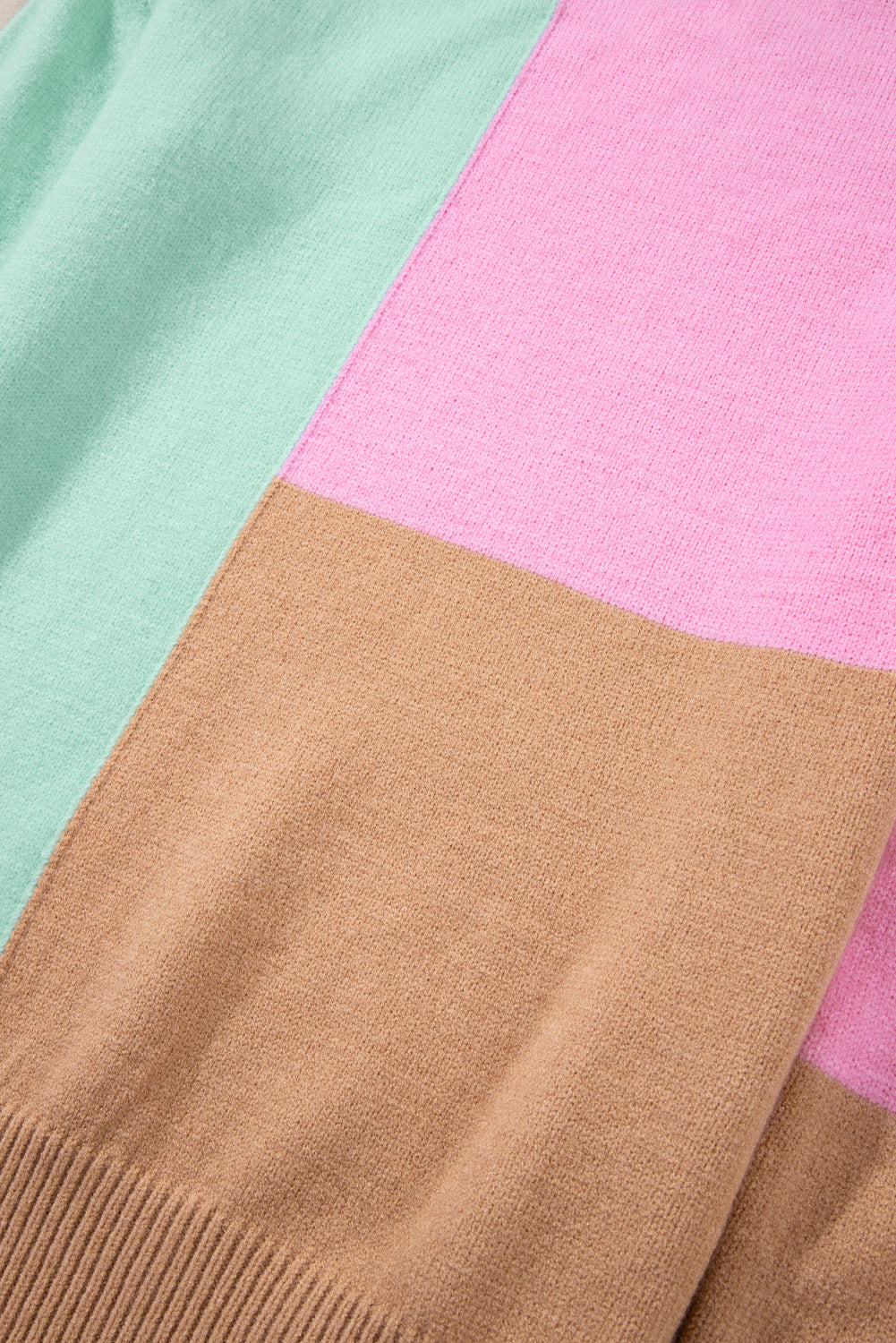 Mehrfarbiger colorblock-pullover mit geripptem halsausschnitt
