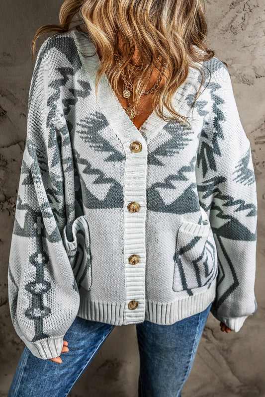 Hellgraue strickjacke mit geometrischem muster und geripptem saum zum aufknöpfen