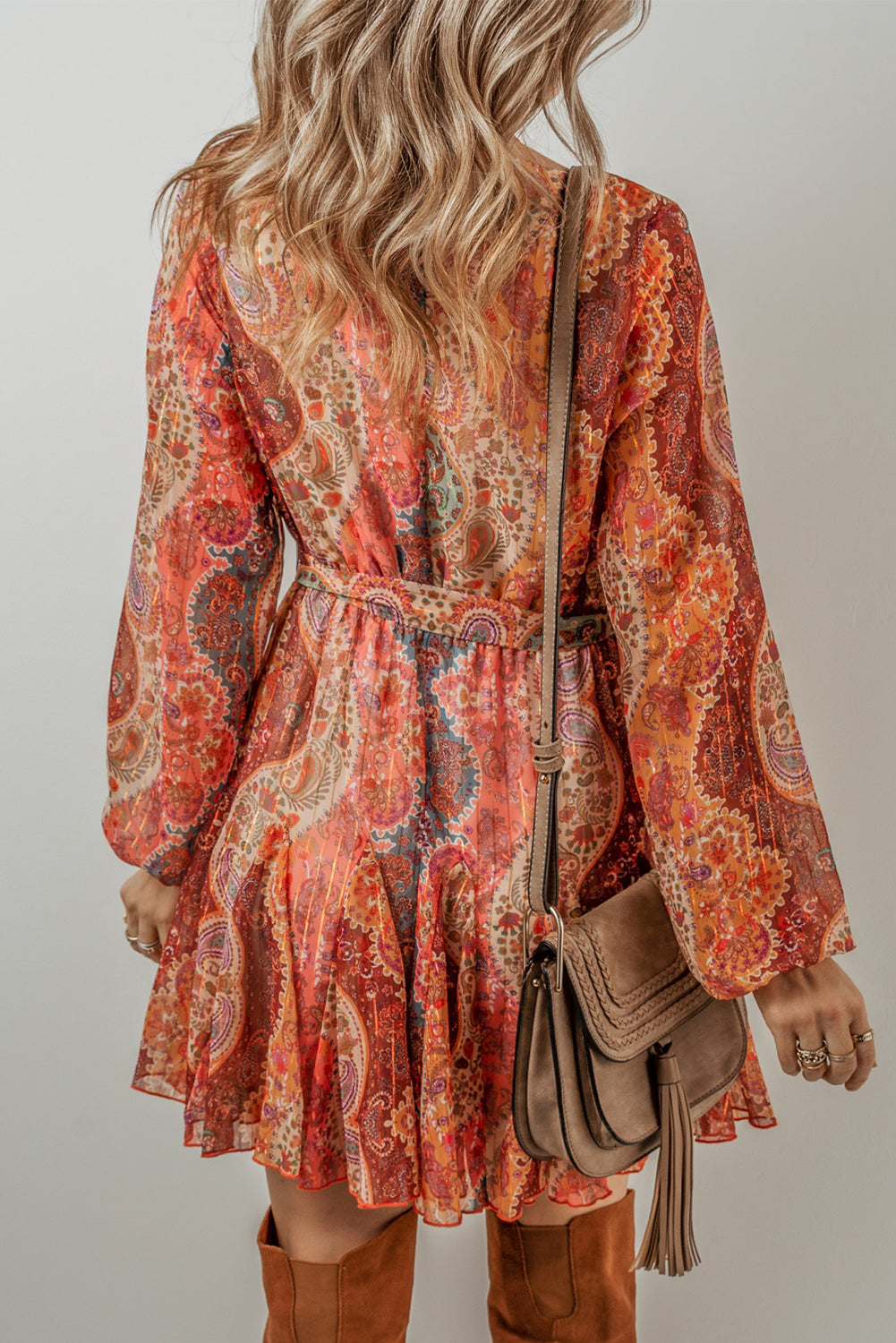 Orangefarbenes boho paisley print langärmeliges minikleid mit gürtel und plissee