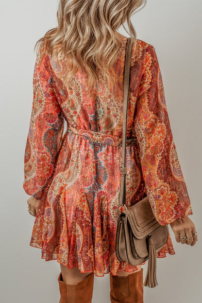 Orangefarbenes boho paisley print langärmeliges minikleid mit gürtel und plissee