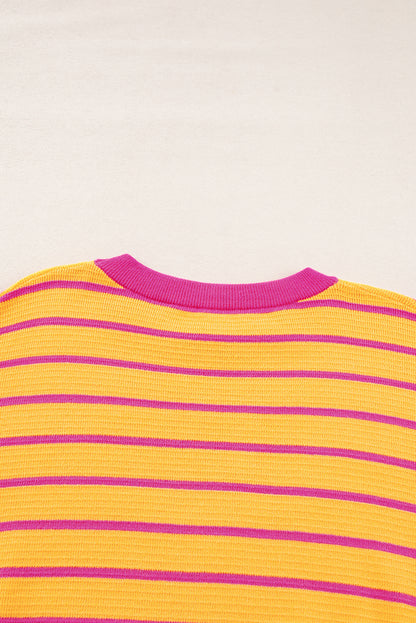 Orangefarbener gestreifter pullover mit rundhalsausschnitt und losen schultern