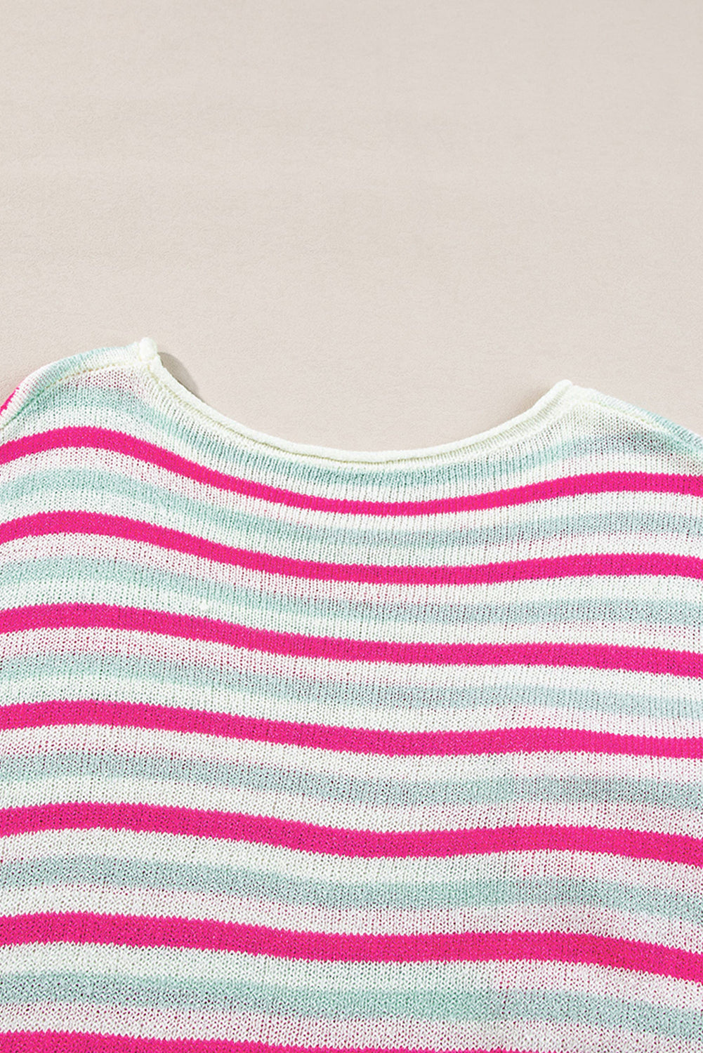 Rosa gestreifter pullover mit übergroßen schultern und tasche