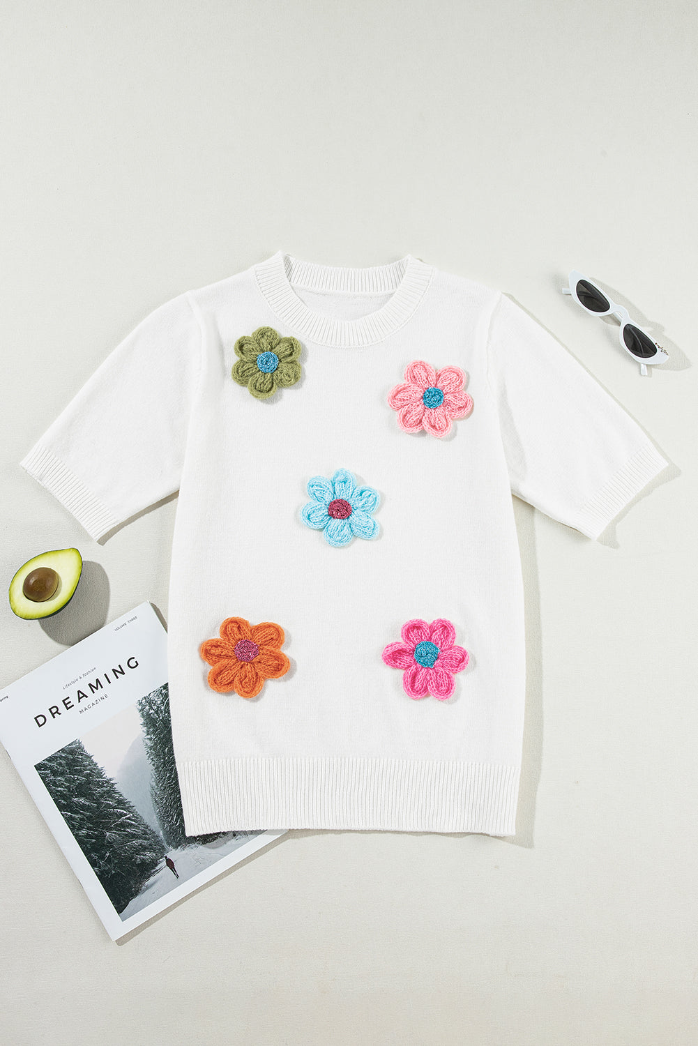 Weißer kurzarm-pullover mit niedlichen blumenapplikationen