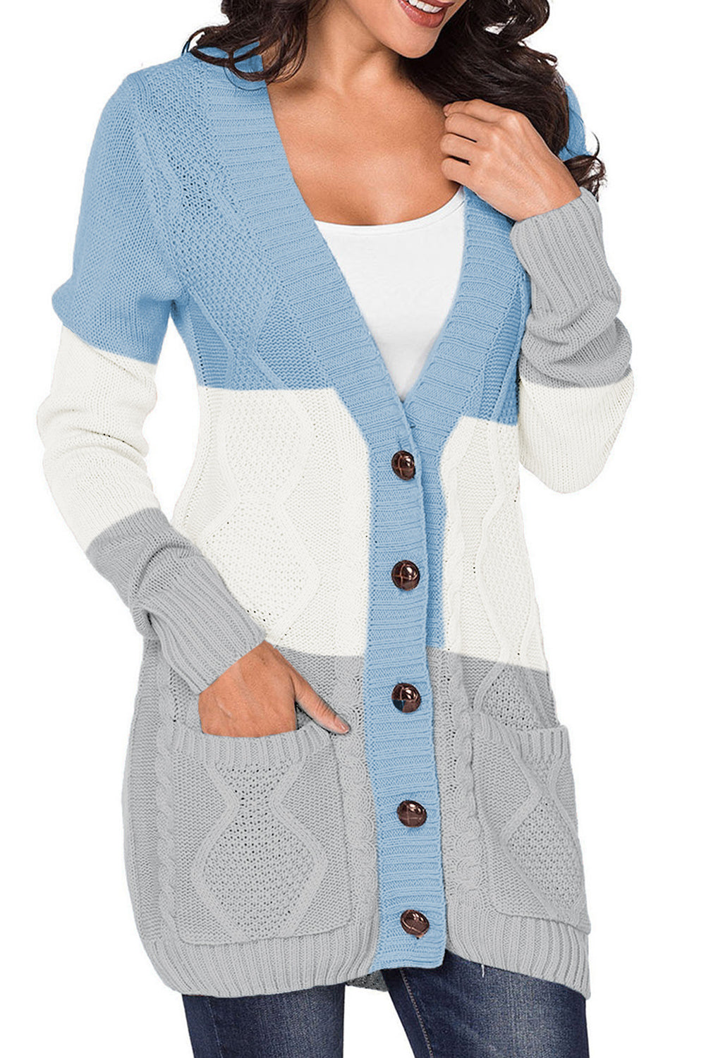Blaue strickjacke mit fronttasche und knopfverschluss