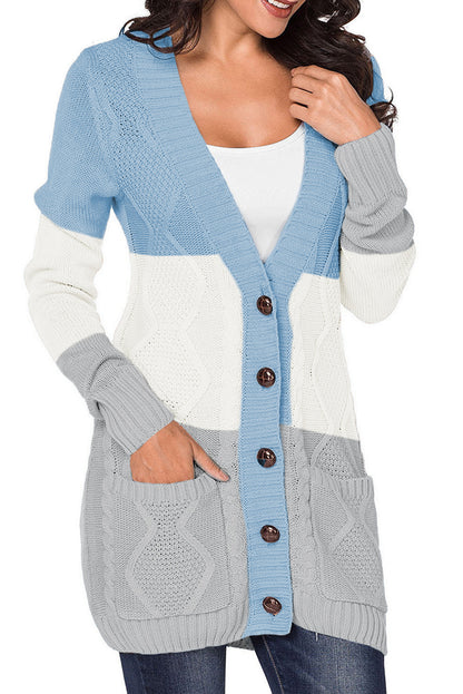 Blaue strickjacke mit fronttasche und knopfverschluss