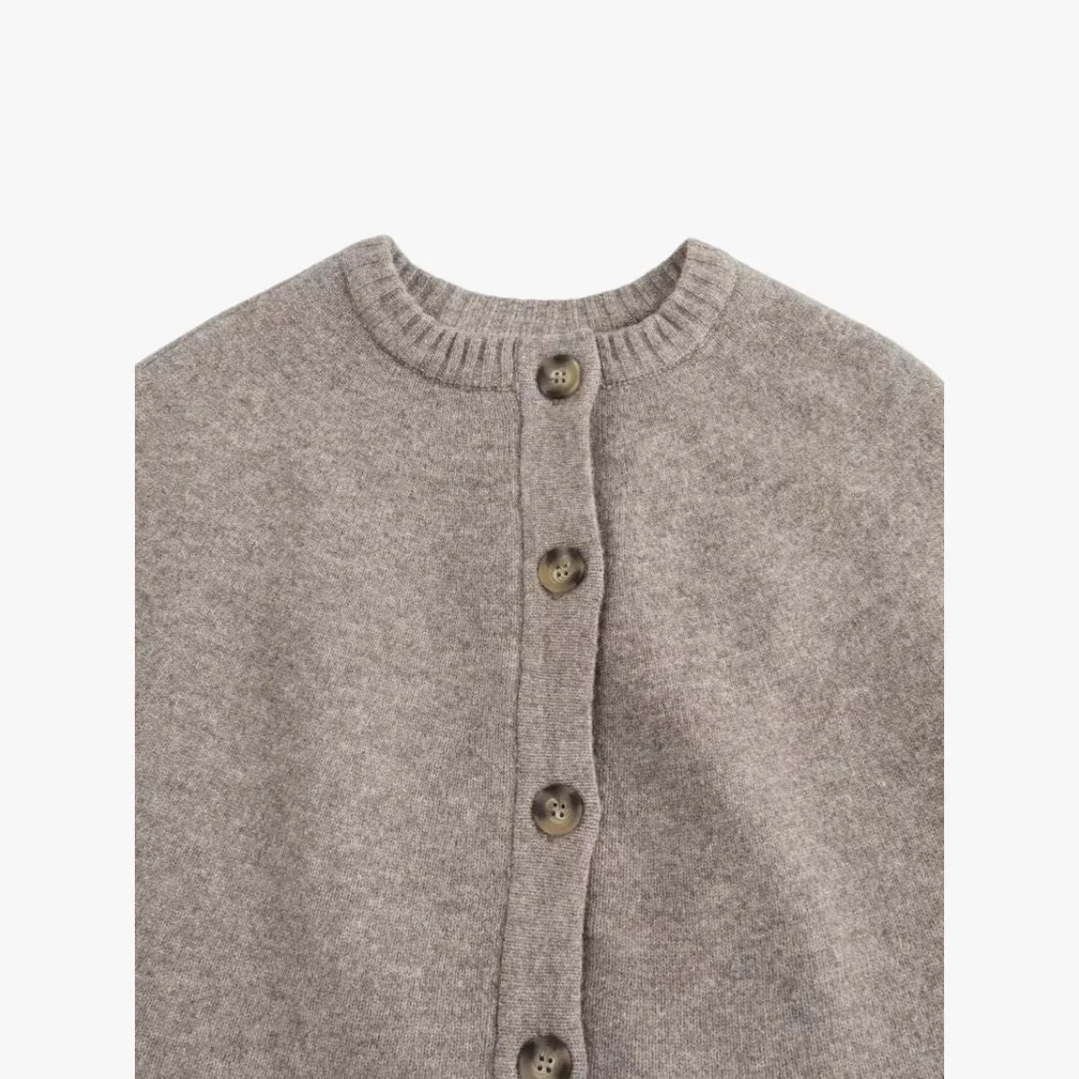 Chloe-cardigan mit knöpfen und stufenrock – ein stylisches kleidungsstück für damen