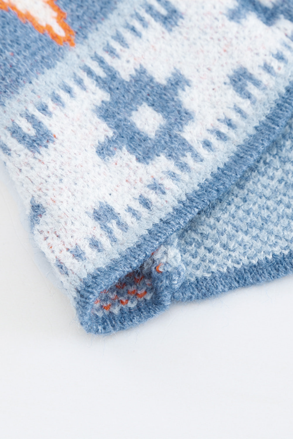 Blaue strickjacke mit aztekenmuster und offener vorderseite