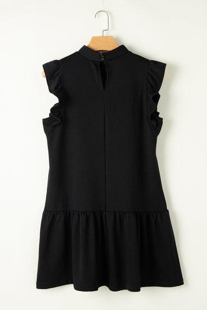 Schwarzes shiftkleid mit rundhalsausschnitt und flatterärmeln